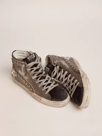 Slide da donna con tomaia in pelle laminata argento e borchie