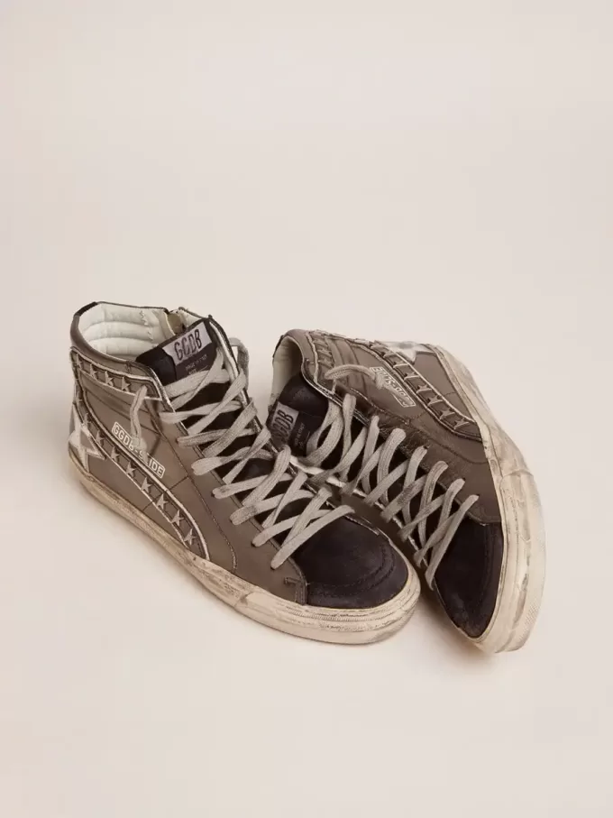 Slide da donna con tomaia in pelle laminata argento e borchie Slide da donna con tomaia in pelle laminata argento e borchie