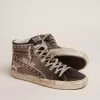 Slide da donna con tomaia in pelle laminata argento e borchie Slide da donna con tomaia in pelle laminata argento e borchie