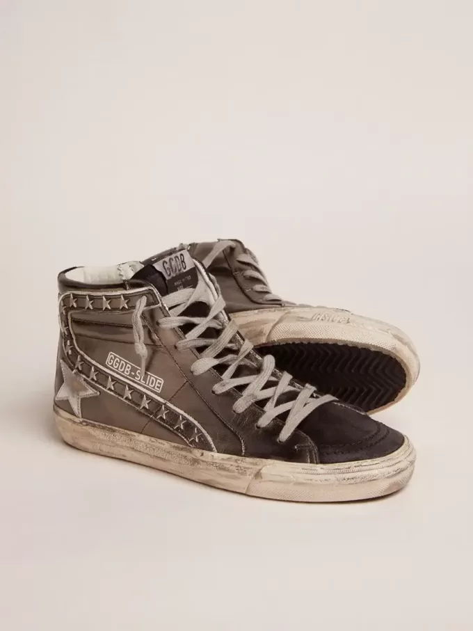 Slide da donna con tomaia in pelle laminata argento e borchie Slide da donna con tomaia in pelle laminata argento e borchie