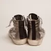 Slide da donna con tomaia in pelle laminata argento e borchie Slide da donna con tomaia in pelle laminata argento e borchie