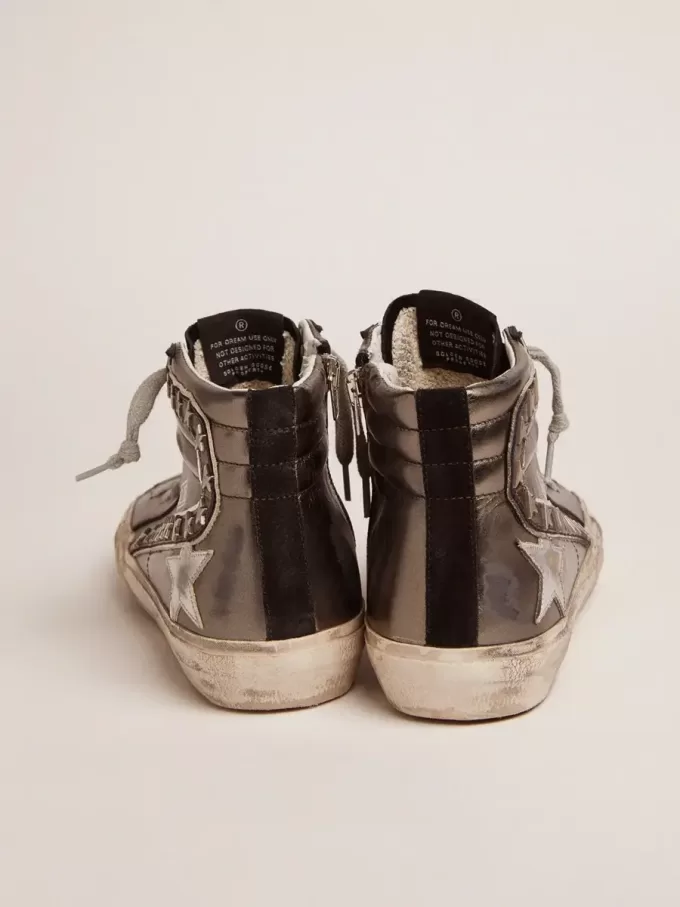 Slide da donna con tomaia in pelle laminata argento e borchie Slide da donna con tomaia in pelle laminata argento e borchie