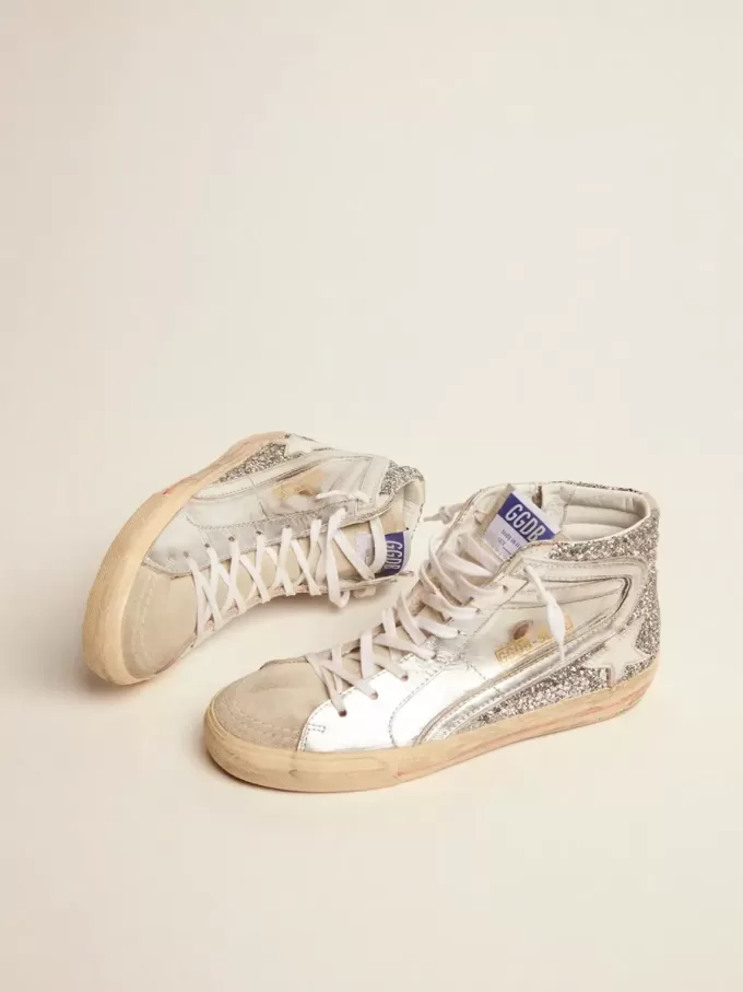 Slide da donna con tomaia in pelle laminata e glitter argento Slide da donna con tomaia in pelle laminata e glitter argento