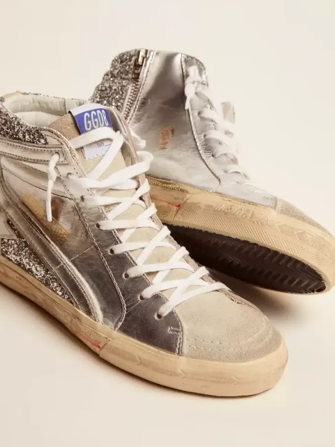 Slide da donna con tomaia in pelle laminata e glitter argento Slide da donna con tomaia in pelle laminata e glitter argento
