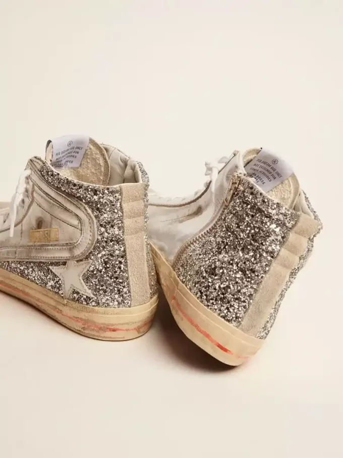 Slide da donna con tomaia in pelle laminata e glitter argento Slide da donna con tomaia in pelle laminata e glitter argento