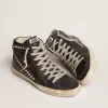 Slide da donna nere con borchie Slide da donna nere con borchie