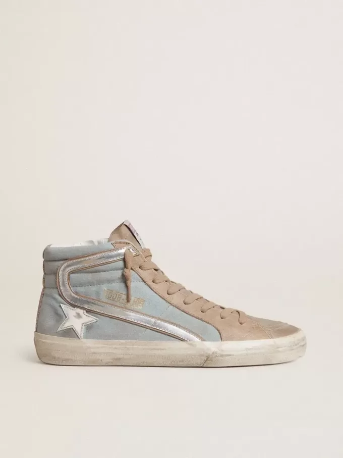 Slide da uomo in tela azzurra con inserti in pelle metallizzata argento Slide da uomo in tela azzurra con inserti in pelle metallizzata argento