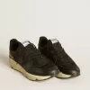 Sneaker da donna Running Sole in nero glitterato con stella in pelle e linguetta sul tallone in nabuk Sneaker da donna Running Sole in nero glitterato con stella in pelle e linguetta sul tallone in nabuk