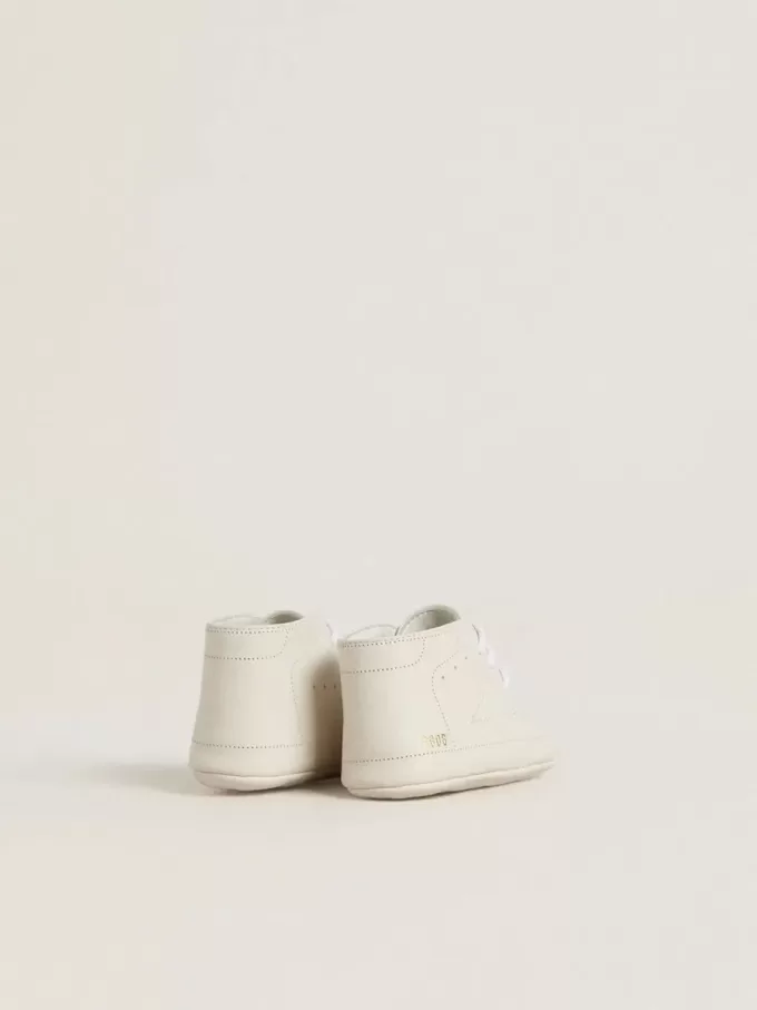 Sneakers New Born in pelle bianca con stella traforata