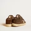 Sneakers Old School da donna in pelle scamosciata marrone con stella in pelle scamosciata beige con borchie e perle Sneakers Old School da donna in pelle scamosciata marrone con stella in pelle scamosciata beige con borchie e perle