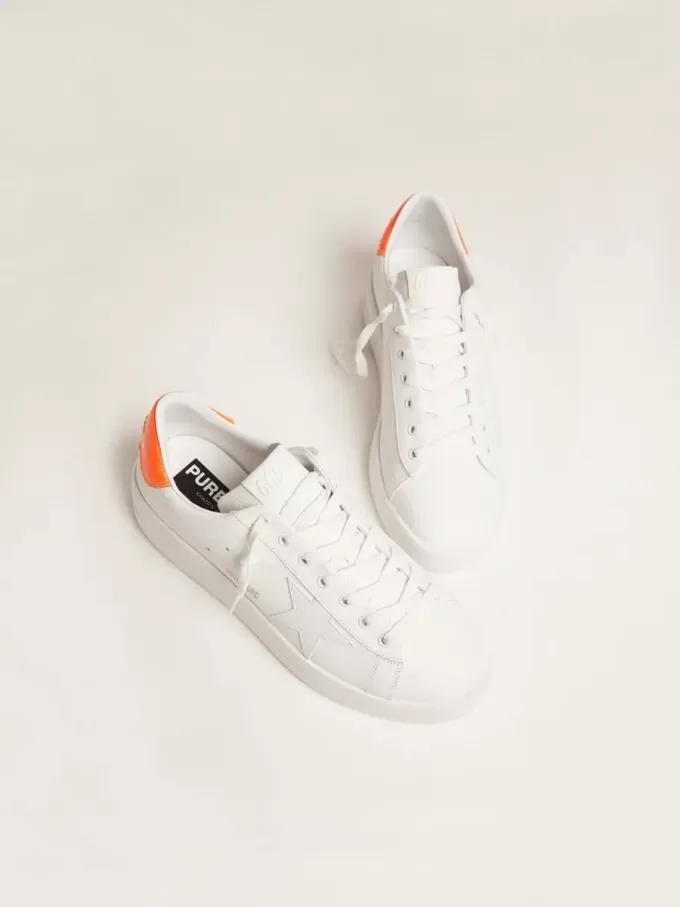 Sneakers Purestar bianche con linguetta sul tallone arancione fluorescente Sneakers Purestar bianche con linguetta sul tallone arancione fluorescente