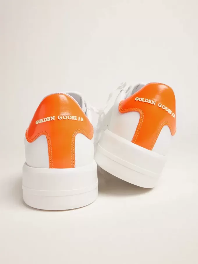 Sneakers Purestar bianche con linguetta sul tallone arancione fluorescente Sneakers Purestar bianche con linguetta sul tallone arancione fluorescente