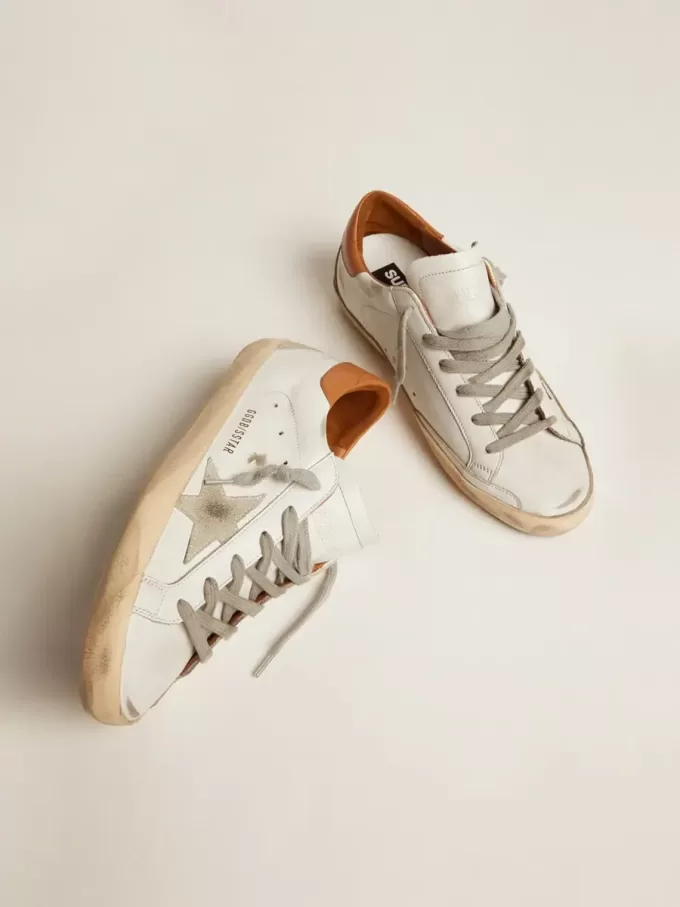 Sneakers Super-Star da donna con stella in pelle scamosciata e linguetta marrone sul tallone Sneakers Super-Star da donna con stella in pelle scamosciata e linguetta marrone sul tallone