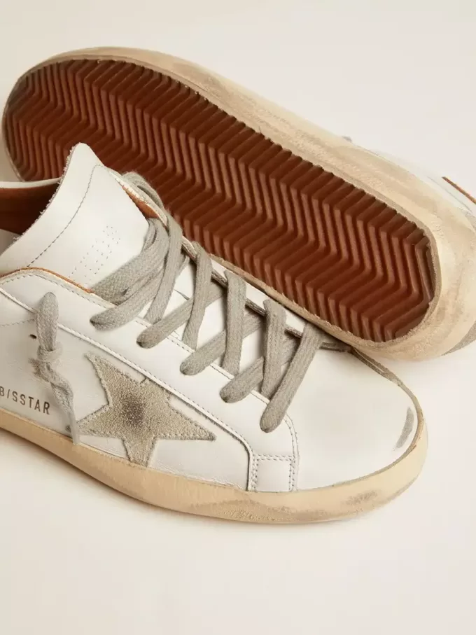 Sneakers Super-Star da donna con stella in pelle scamosciata e linguetta marrone sul tallone Sneakers Super-Star da donna con stella in pelle scamosciata e linguetta marrone sul tallone