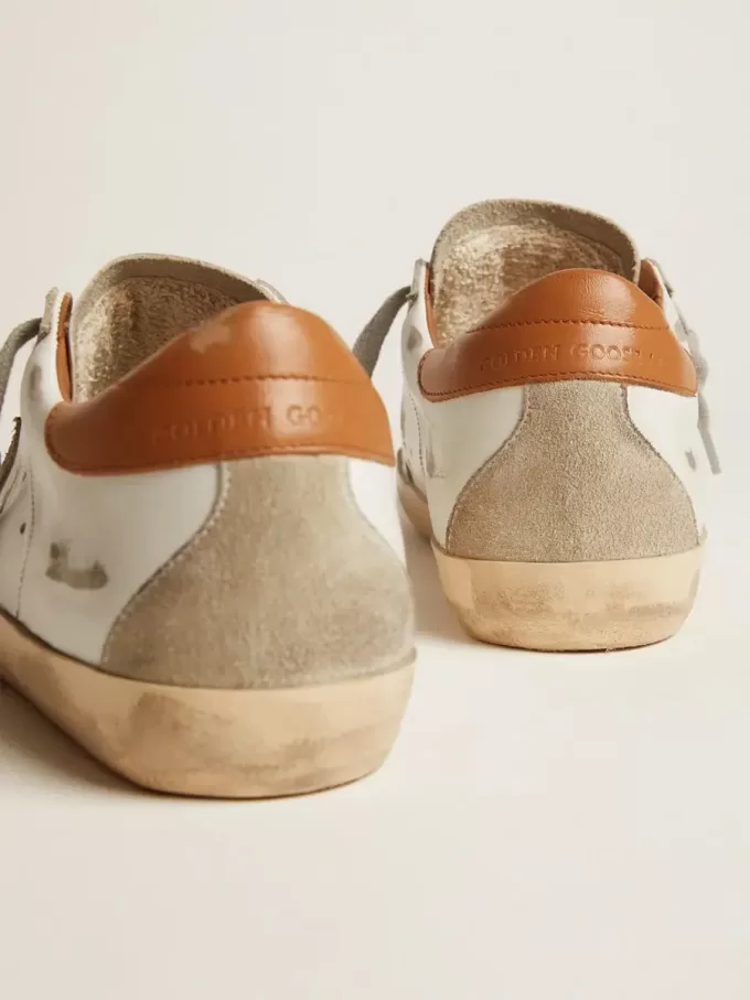 Sneakers Super-Star da donna con stella in pelle scamosciata e linguetta marrone sul tallone Sneakers Super-Star da donna con stella in pelle scamosciata e linguetta marrone sul tallone