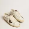 Sneakers Super-Star da uomo con stella in pelle scamosciata marrone e linguetta rosa sul tallone Sneakers Super-Star da uomo con stella in pelle scamosciata marrone e linguetta rosa sul tallone
