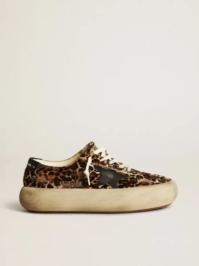 Space-Star da donna in pelle di pony con stampa leopardata e stella nera Space-Star da donna in pelle di pony con stampa leopardata e stella nera