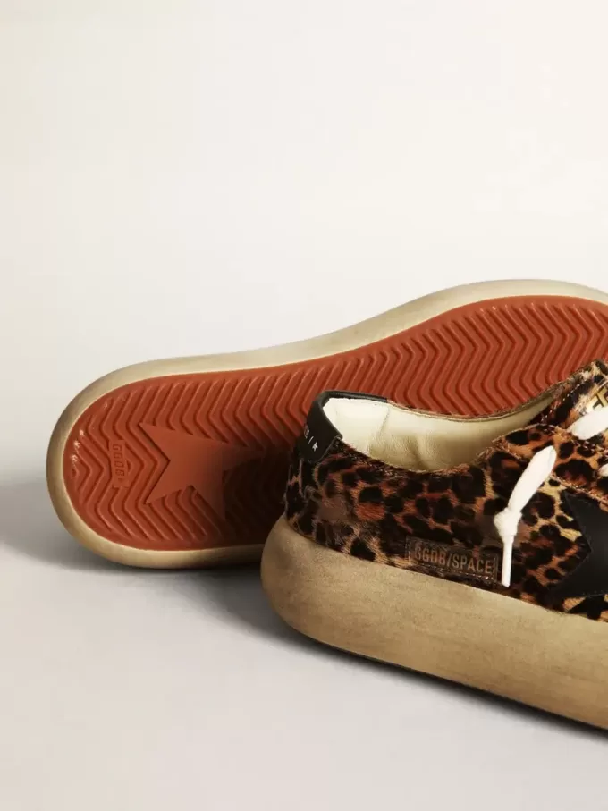 Space-Star da donna in pelle di pony con stampa leopardata e stella nera Space-Star da donna in pelle di pony con stampa leopardata e stella nera
