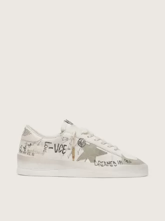 Stardan con stella e punta in pelle scamosciata beige e scritte e motivi su tutta la superficie Stardan con stella e punta in pelle scamosciata beige e scritte e motivi su tutta la superficie