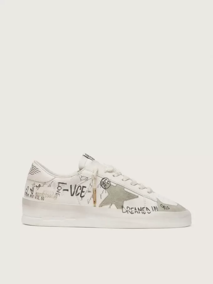 Stardan con stella e punta in pelle scamosciata beige e scritte e motivi su tutta la superficie Stardan con stella e punta in pelle scamosciata beige e scritte e motivi su tutta la superficie