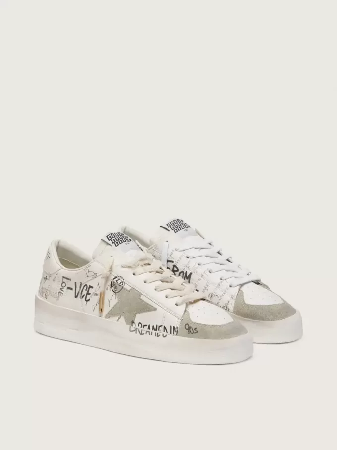 Stardan con stella e punta in pelle scamosciata beige e scritte e motivi su tutta la superficie Stardan con stella e punta in pelle scamosciata beige e scritte e motivi su tutta la superficie