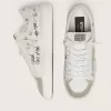 Stardan con stella e punta in pelle scamosciata beige e scritte e motivi su tutta la superficie Stardan con stella e punta in pelle scamosciata beige e scritte e motivi su tutta la superficie