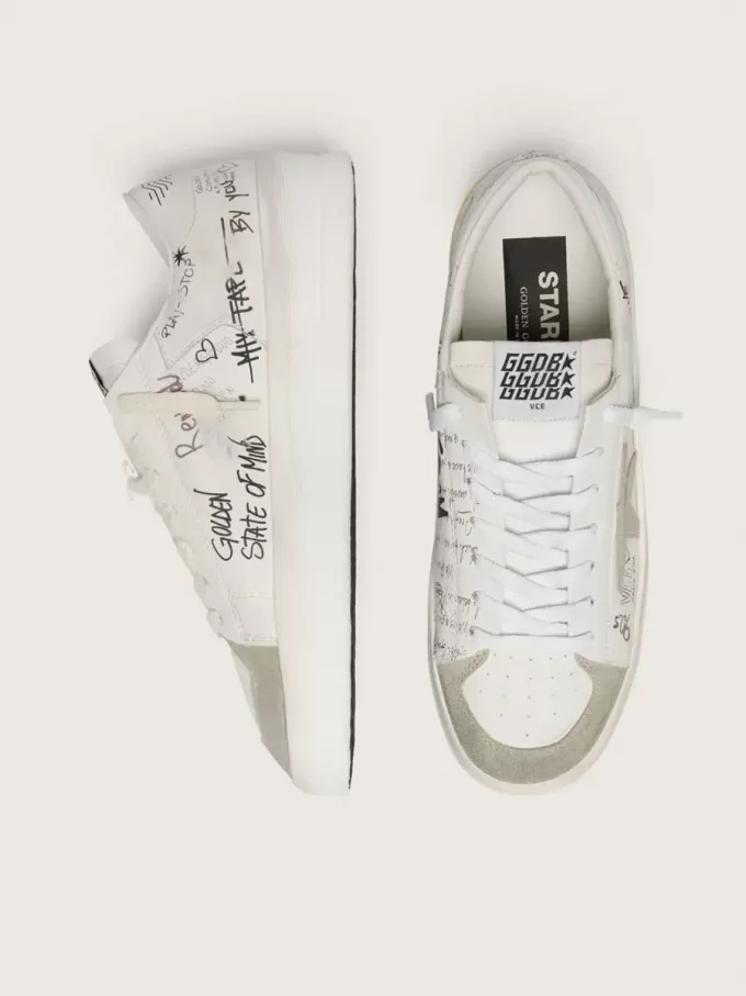 Stardan con stella e punta in pelle scamosciata beige e scritte e motivi su tutta la superficie Stardan con stella e punta in pelle scamosciata beige e scritte e motivi su tutta la superficie