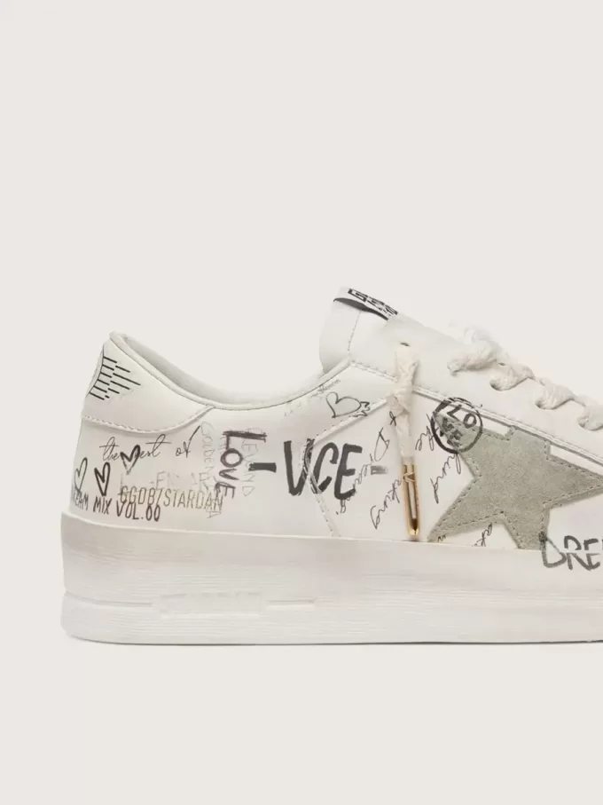 Stardan con stella e punta in pelle scamosciata beige e scritte e motivi su tutta la superficie Stardan con stella e punta in pelle scamosciata beige e scritte e motivi su tutta la superficie