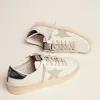 Stardan da donna con stella in camoscio grigio ghiaccio e linguetta blu sul tallone Stardan da donna con stella in camoscio grigio ghiaccio e linguetta blu sul tallone