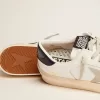 Stardan da donna con stella in camoscio grigio ghiaccio e linguetta blu sul tallone Stardan da donna con stella in camoscio grigio ghiaccio e linguetta blu sul tallone