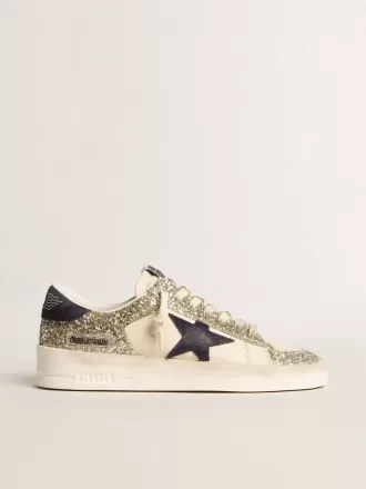 Stardan da donna in glitter platino con stella e linguetta sul tallone in pelle scamosciata blu scuro Stardan da donna in glitter platino con stella e linguetta sul tallone in pelle scamosciata blu scuro
