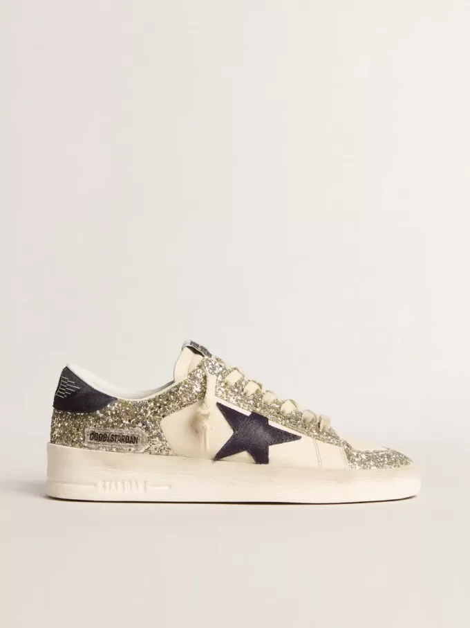 Stardan da donna in glitter platino con stella e linguetta sul tallone in pelle scamosciata blu scuro Stardan da donna in glitter platino con stella e linguetta sul tallone in pelle scamosciata blu scuro