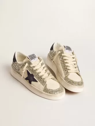 Stardan da donna in glitter platino con stella e linguetta sul tallone in pelle scamosciata blu scuro Stardan da donna in glitter platino con stella e linguetta sul tallone in pelle scamosciata blu scuro