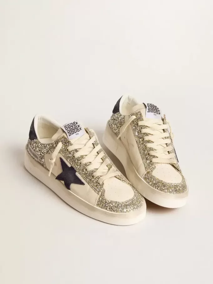 Stardan da donna in glitter platino con stella e linguetta sul tallone in pelle scamosciata blu scuro Stardan da donna in glitter platino con stella e linguetta sul tallone in pelle scamosciata blu scuro