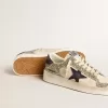 Stardan da donna in glitter platino con stella e linguetta sul tallone in pelle scamosciata blu scuro Stardan da donna in glitter platino con stella e linguetta sul tallone in pelle scamosciata blu scuro