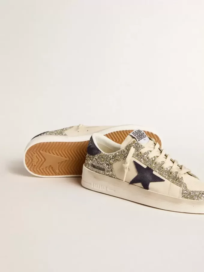 Stardan da donna in glitter platino con stella e linguetta sul tallone in pelle scamosciata blu scuro Stardan da donna in glitter platino con stella e linguetta sul tallone in pelle scamosciata blu scuro