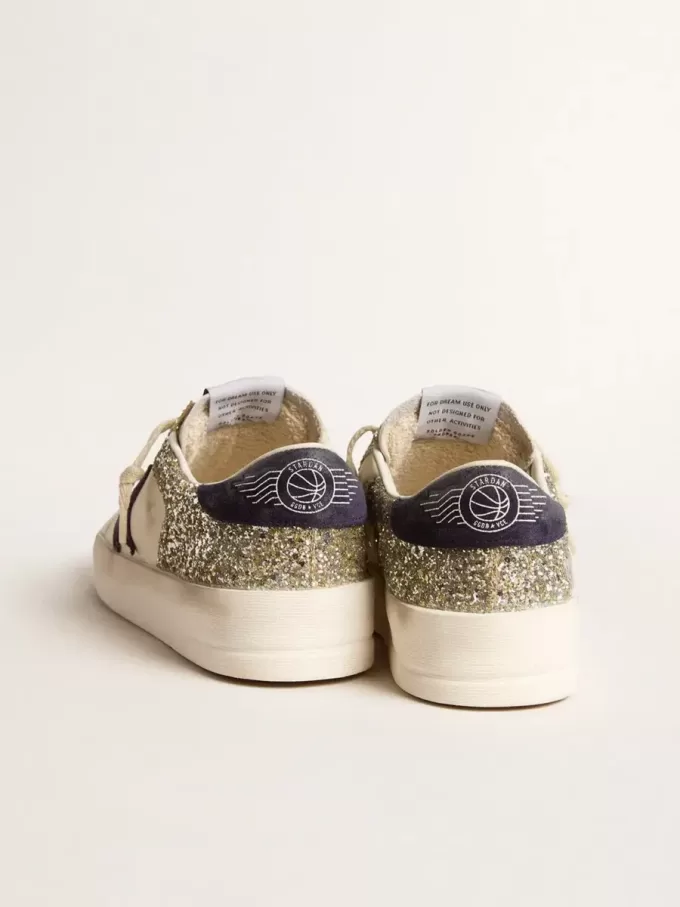 Stardan da donna in glitter platino con stella e linguetta sul tallone in pelle scamosciata blu scuro Stardan da donna in glitter platino con stella e linguetta sul tallone in pelle scamosciata blu scuro