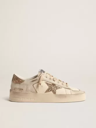 Stardan da donna in pelle nappa écru con stella glitterata dorata e linguetta sul tallone Stardan da donna in pelle nappa écru con stella glitterata dorata e linguetta sul tallone