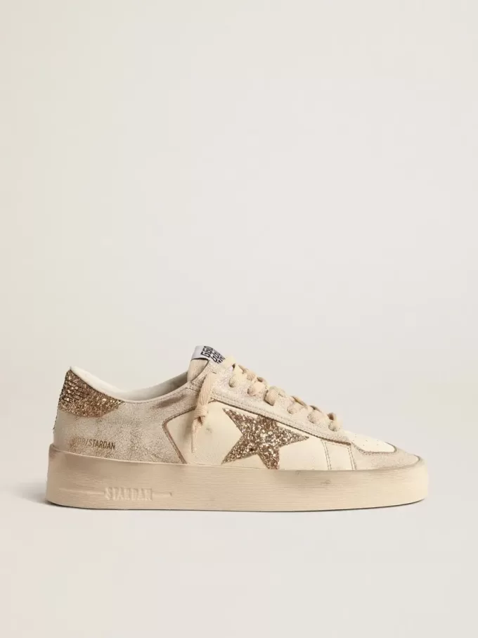 Stardan da donna in pelle nappa écru con stella glitterata dorata e linguetta sul tallone Stardan da donna in pelle nappa écru con stella glitterata dorata e linguetta sul tallone