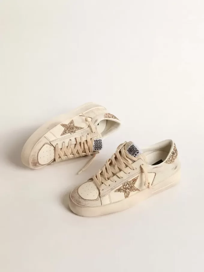 Stardan da donna in pelle nappa écru con stella glitterata dorata e linguetta sul tallone Stardan da donna in pelle nappa écru con stella glitterata dorata e linguetta sul tallone