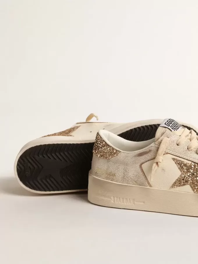 Stardan da donna in pelle nappa écru con stella glitterata dorata e linguetta sul tallone Stardan da donna in pelle nappa écru con stella glitterata dorata e linguetta sul tallone
