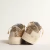 Stardan da donna in pelle nappa écru con stella glitterata dorata e linguetta sul tallone Stardan da donna in pelle nappa écru con stella glitterata dorata e linguetta sul tallone