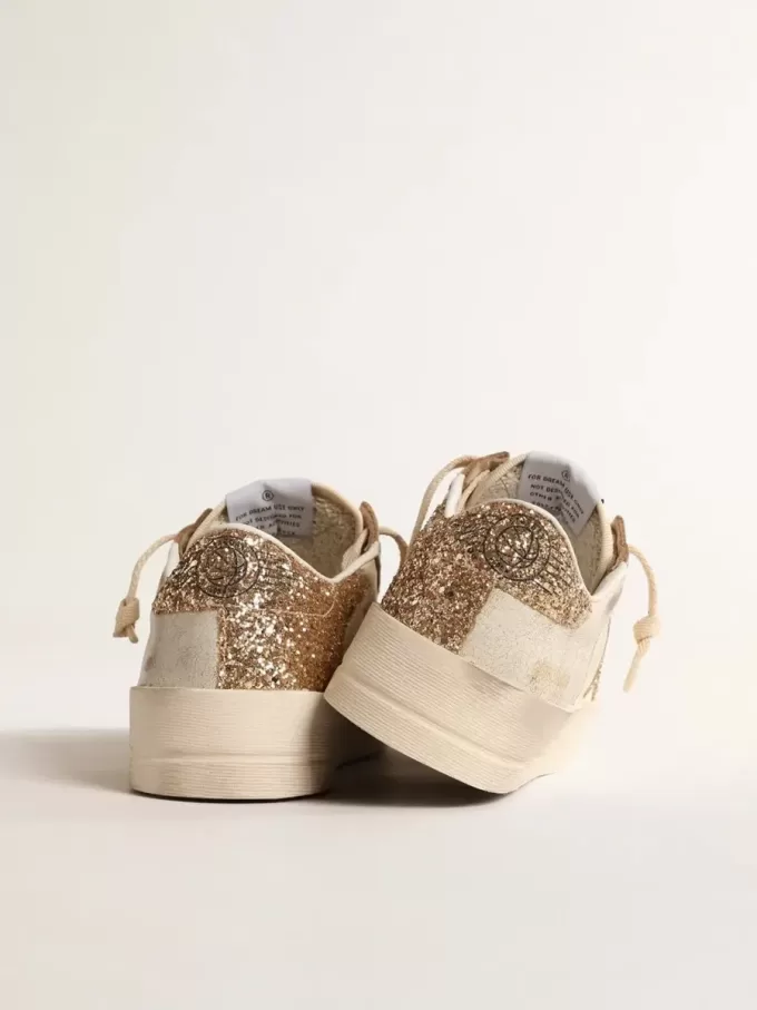 Stardan da donna in pelle nappa écru con stella glitterata dorata e linguetta sul tallone Stardan da donna in pelle nappa écru con stella glitterata dorata e linguetta sul tallone