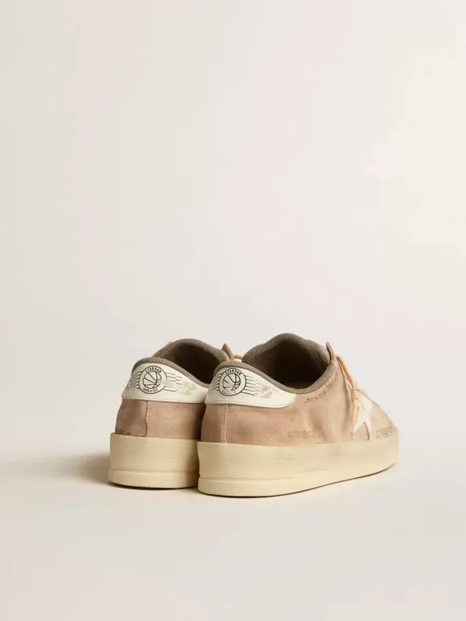 Stardan da donna in pelle scamosciata rosa antico con stella e linguetta sul tallone in pelle bianca Stardan da donna in pelle scamosciata rosa antico con stella e linguetta sul tallone in pelle bianca