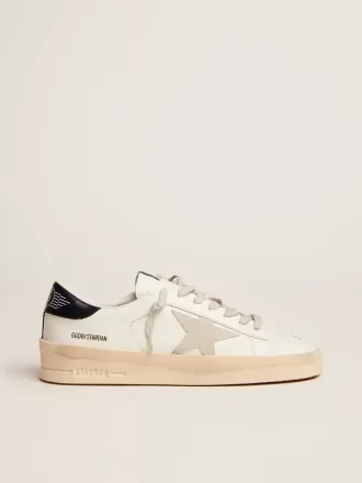 Stardan da uomo con stella in pelle scamosciata grigio ghiaccio e linguetta sul tallone blu navy Stardan da uomo con stella in pelle scamosciata grigio ghiaccio e linguetta sul tallone blu navy