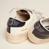Stardan da uomo con stella in pelle scamosciata grigio ghiaccio e linguetta sul tallone blu navy Stardan da uomo con stella in pelle scamosciata grigio ghiaccio e linguetta sul tallone blu navy