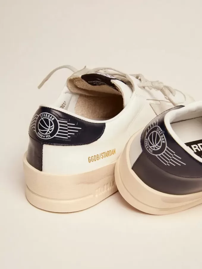 Stardan da uomo con stella in pelle scamosciata grigio ghiaccio e linguetta sul tallone blu navy Stardan da uomo con stella in pelle scamosciata grigio ghiaccio e linguetta sul tallone blu navy