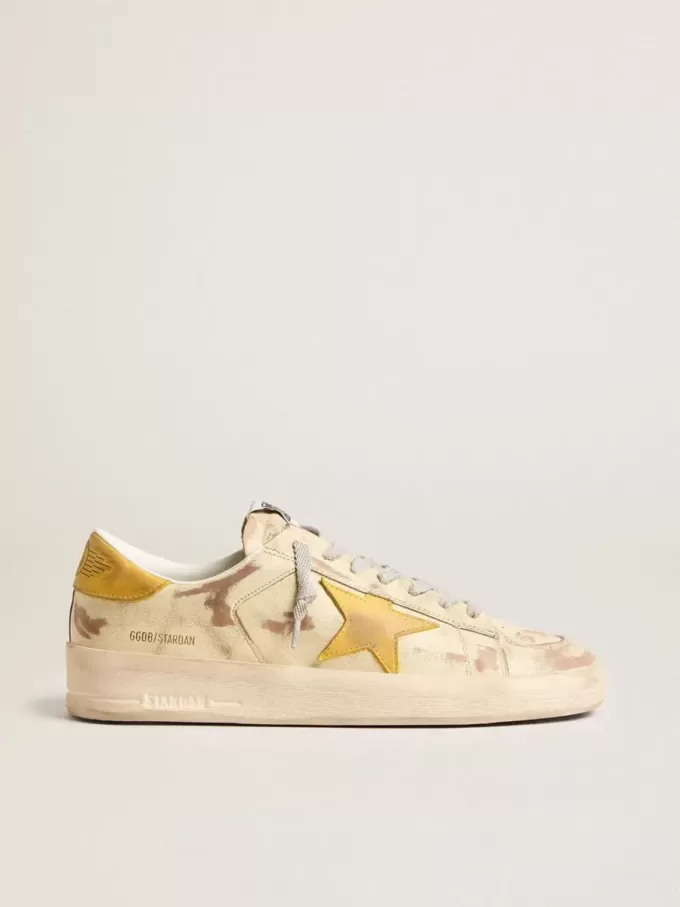 Stardan da uomo in pelle beige con stella e linguetta sul tallone in nabuk color miele Stardan da uomo in pelle beige con stella e linguetta sul tallone in nabuk color miele