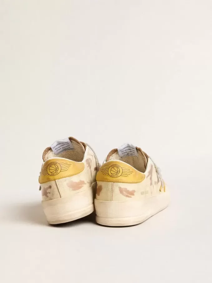 Stardan da uomo in pelle beige con stella e linguetta sul tallone in nabuk color miele Stardan da uomo in pelle beige con stella e linguetta sul tallone in nabuk color miele