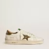 Stardan da uomo in pelle bianca con stella e linguetta sul tallone in pelle verde militare con stampa serpente Stardan da uomo in pelle bianca con stella e linguetta sul tallone in pelle verde militare con stampa serpente